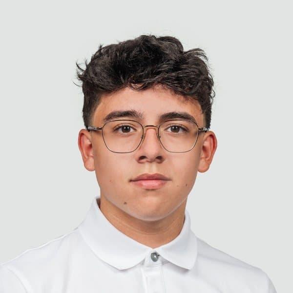 Porträt von Artur Ferreira mit Brille und weissem Poloshirt vor hellgrauem Hintergrund